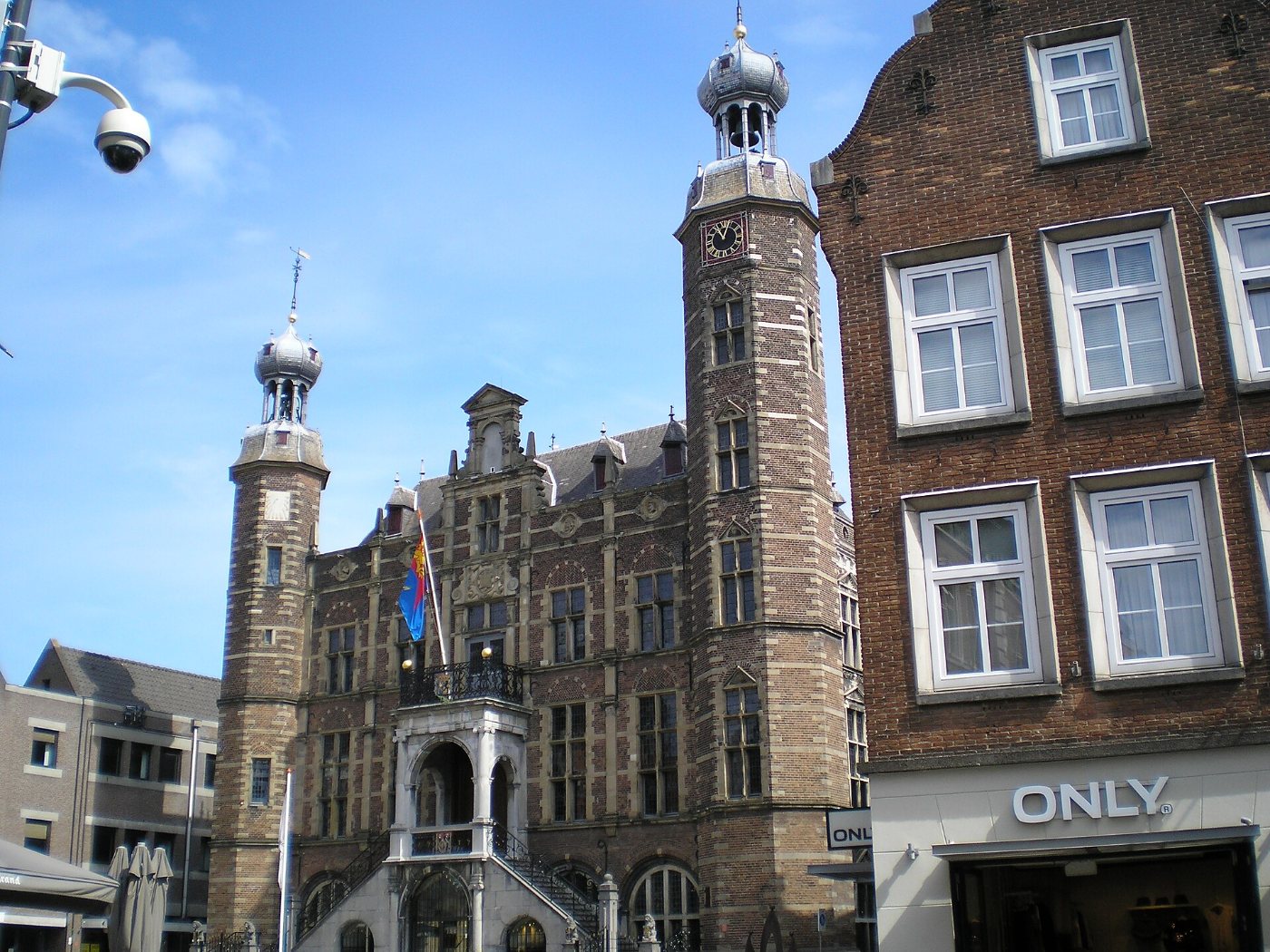 De Vismarkt aan het water in Venlo, met terrassen en de Grote Kerk op de achtergrond
